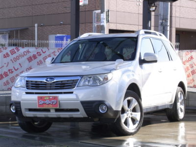 FORESTER　フォレスター　2.0XS　【フルタイム４WD】　ご要望にお応えしてスバル フォレスター堂々入荷!!　スタイリッシュSUV!!　充実装備のスタンダードモデル「2.0XS」　パワーシート＆シートヒーター!!　大パノラマのサンルーフ!!　アウトドアにも最適♪