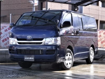 HIACE　ハイエース　GLパッケージ　DX　ロング　～3列シート9人乗りType～　後部シートがアレンジ多彩の特別なハイエース入荷✨　可動式シートで思うがまま自由自在にアレンジ可能💺　向かい合わせやフルフラットにしてベッドとしても使えます🙌　フロアもフローリングでまるで自宅にいるような空間です🏰　KENWOODスピーカーで音響もGood♪　走行中フルセグTV・DVD視聴可のメモリーナビお付けます❗❗　お仕事としてもプライベートとしても両用できます🌞　この1台のみの特別なハイエースバン🎉　《1年保証付》