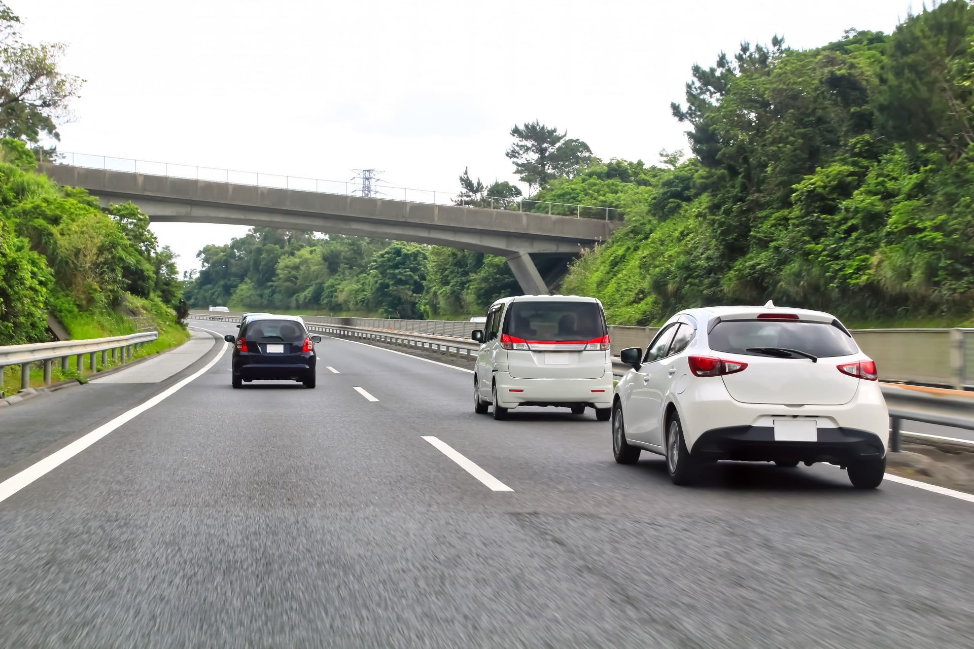 意外な交通違反も!? 高速道路を走行する際の注意事項。今一度思い出したい交通ルール5選