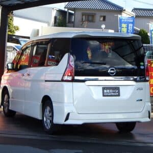 セレナ　ハイウェイスター　4WD