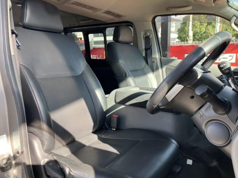 NV350キャラバン プレミアムGX クロムギアパッケージ バージョン ブラック