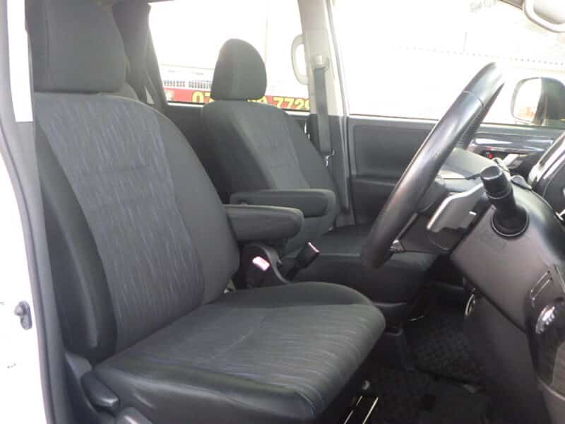 ヴォクシー ZS 《ユーザー買取車》