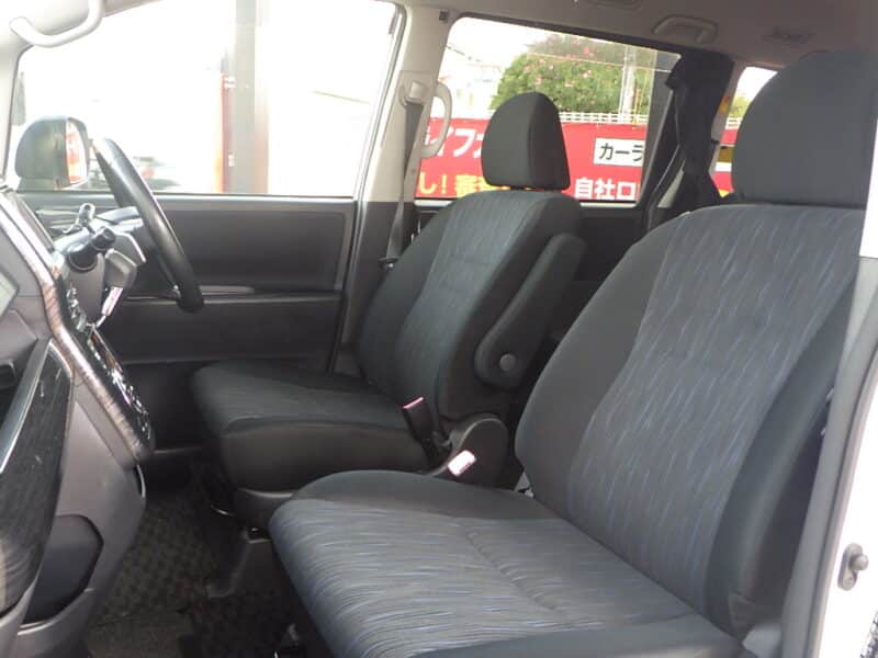 ヴォクシー ZS 《ユーザー買取車》