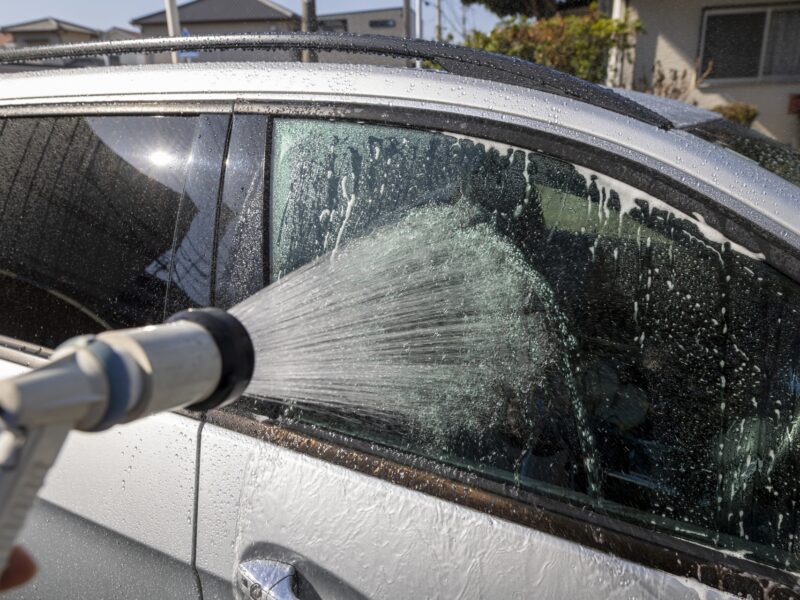 春は要注意！花粉や黄砂で車が汚れる理由