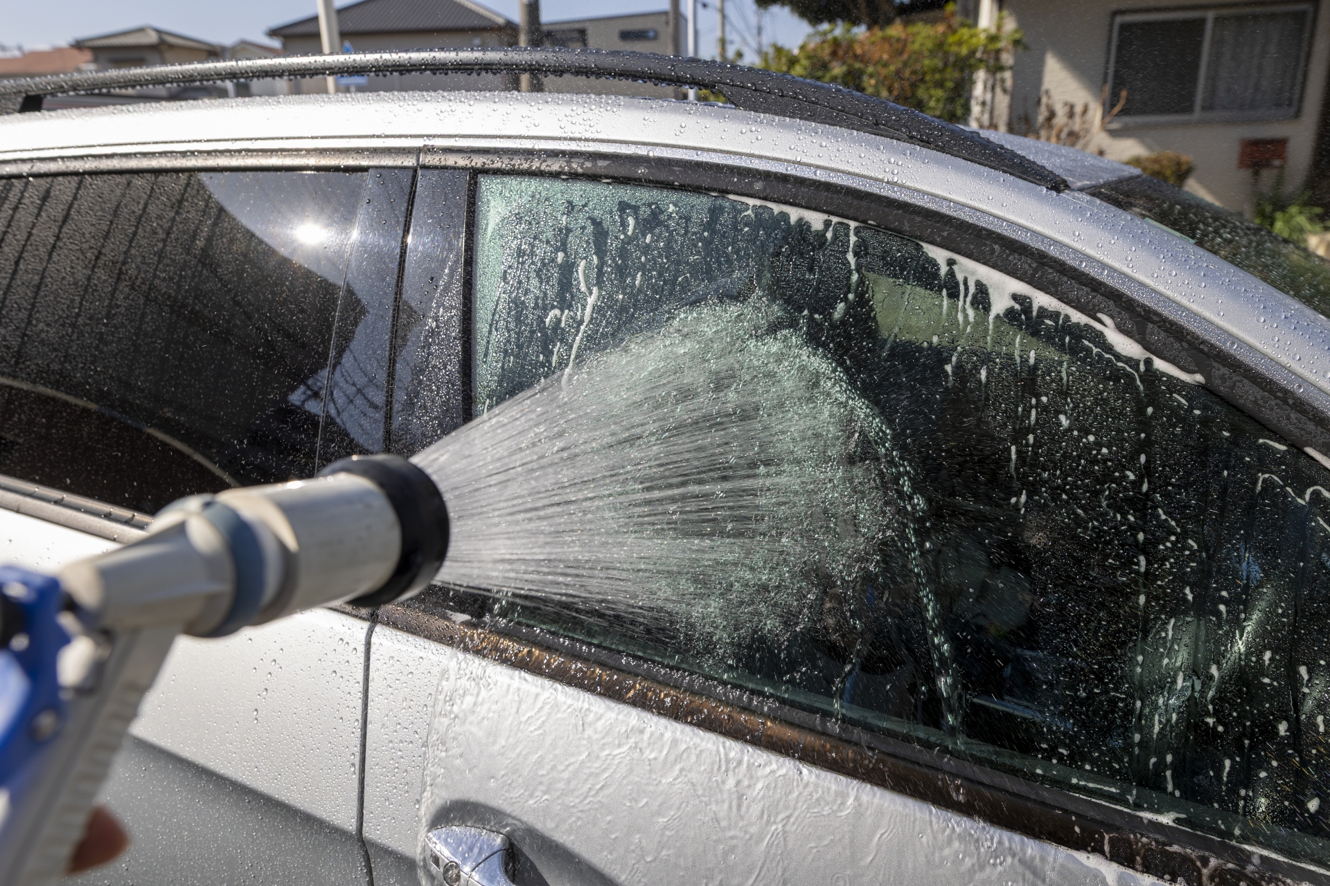 春は要注意！花粉や黄砂で車が汚れる理由