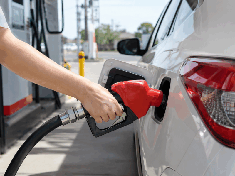 ガソリン暫定税率が廃止に。2026年夏、車の維持費は結局どうなった？【2026年7月】