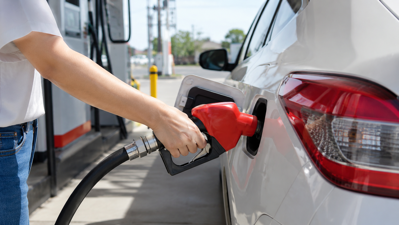 ガソリン暫定税率が廃止に。2026年夏、車の維持費は結局どうなった？【2026年7月】