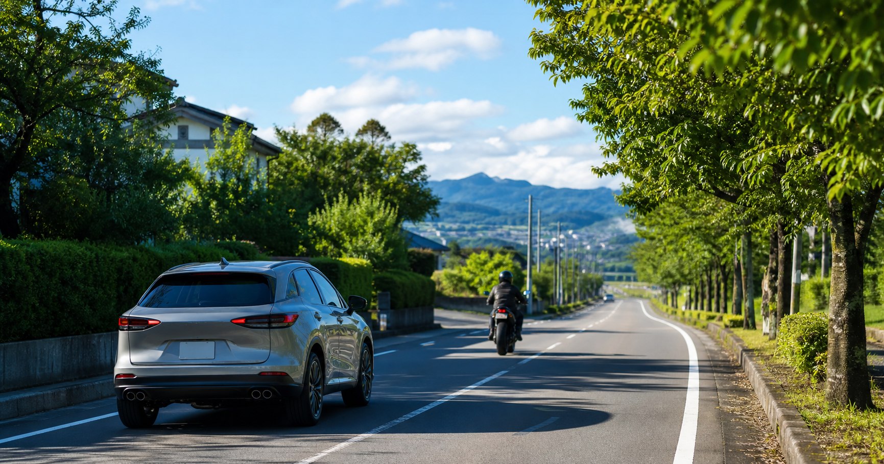 バイクの日に安全な距離で走る車とバイク