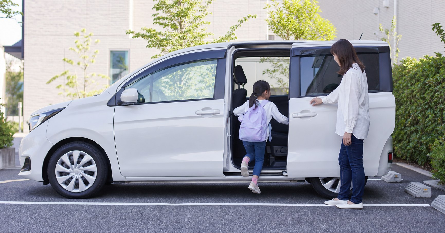 スライドドア車へ安全に乗り降りする子ども