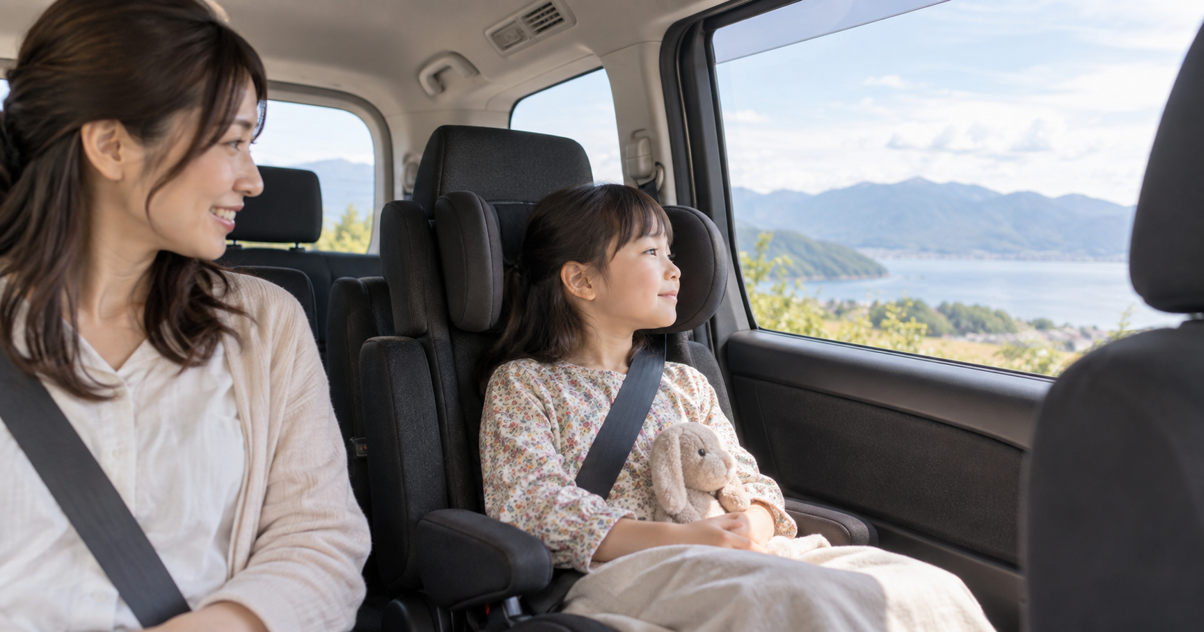 車酔い対策で遠くの景色を見る子ども