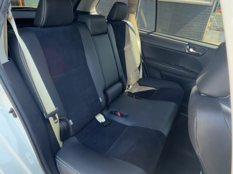 トヨタ カローラフィールダー ハイブリッドGエアロツアラーW×B【総合評価優良車】